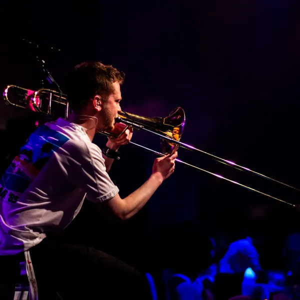 Posaunist von Duke Brass spielt bei einem Konzert