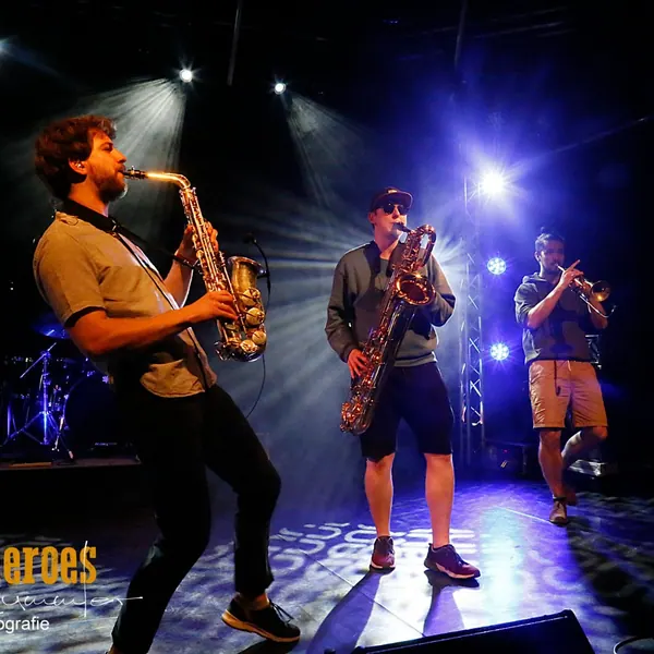Zwei Saxophonisten und ein Trompeter von Duke Brass auf der Bühne