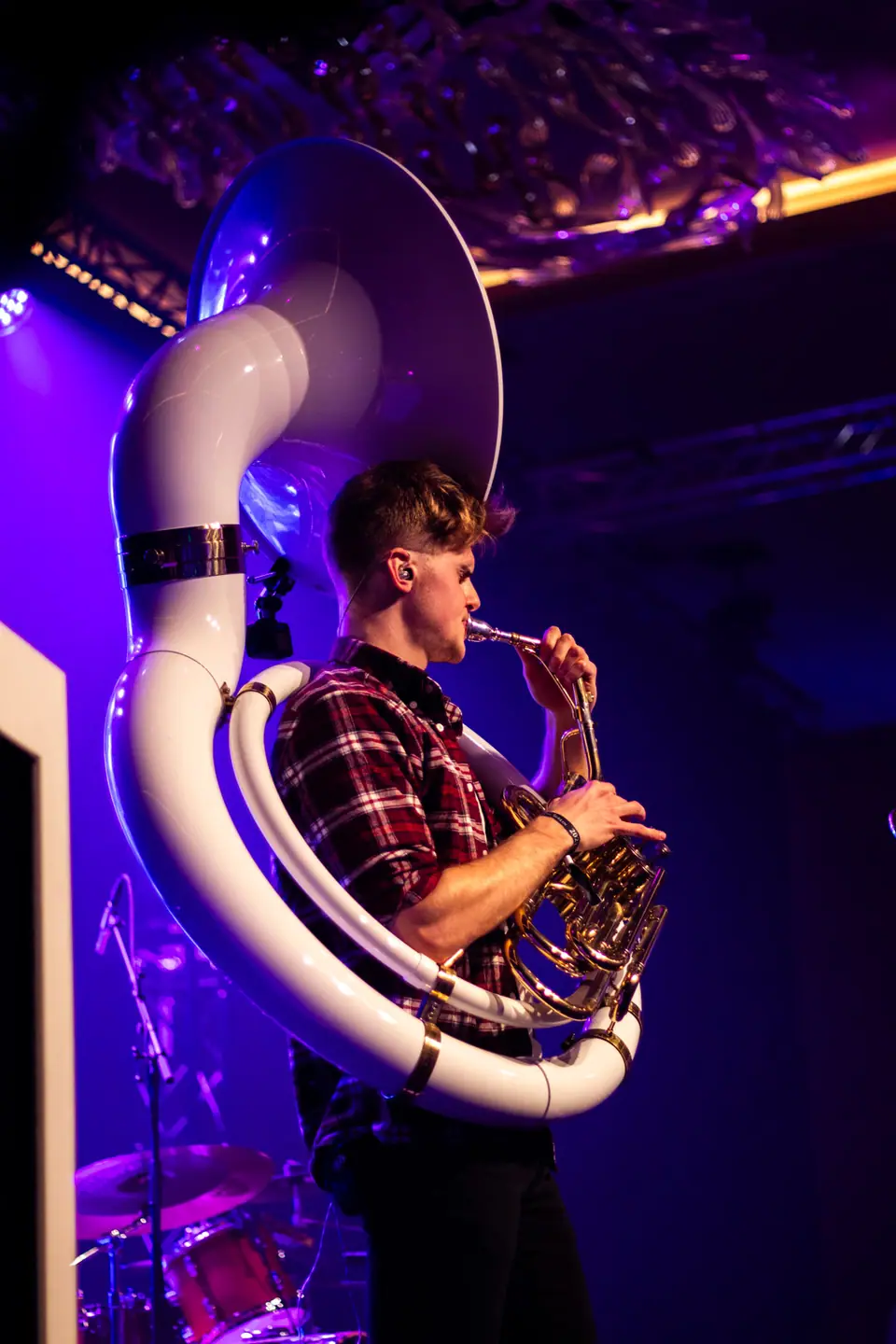 Erik von Duke Brass mit seinem Sousaphon