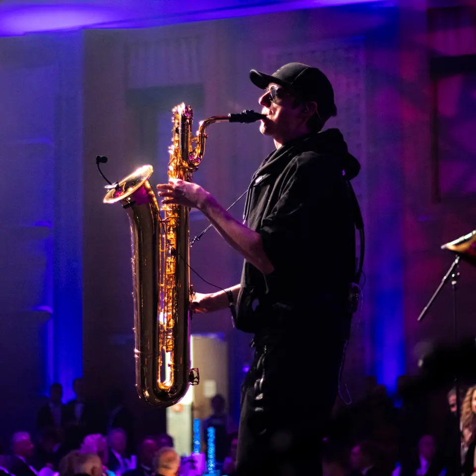 Finley von Duke Brass mit seinem Bariton-Saxophon